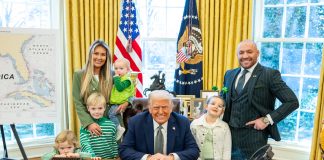 Conor McGregor, Trump y la resaca de San Patricio El presidente de EE.UU., Donald Trump (c), junto a la estrella de las artes marciales mixtas Conor McGregor (d), y la familia de éste. EFE/ The White House vía RRSS - SOLO USO EDITORIAL/SOLO DISPONIBLE PARA ILUSTRAR LA NOTICIA QUE ACOMPAÑA (CRÉDITO OBLIGATORIO) -