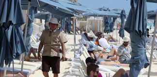 El sector turístico del Caribe mexicano está dispuesto a emplear a deportados por Trump Personal de complejos hoteleros atienden a turistas en una playa del balneario de Cancún este jueves, en Quintana Roo (México). EFE/ Alonso Cupul