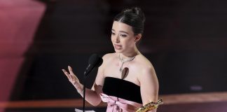 Mikey Madison, por ‘Anora’, se impone a Karla Sofía Gascón en el Óscar a mejor actriz Mikey Madison acepta el Oscar a la mejor interpretación de una actriz en un papel protagónico por 'Anora' durante la 97a ceremonia anual de los Premios de la Academia en el Dolby Theatre en el barrio de Hollywood de Los Ángeles, California, Estados Unidos, el 02 de marzo de 2025. EFE/EPA/ALLISON DINNER