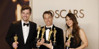 El cine independiente brilla con ‘Anora’ en una gala con tímidas referencias políticas (De izquierda a derecha) Alex Coco, Sean Baker y Samantha Quan, ganadores de la Mejor Película por “Anora”, posan en la sala de prensa durante la 97ª ceremonia anual de los Premios de la Academia en el Dolby Theatre de Hollywood de Los Ángeles, California, EE.UU., el 2 de marzo de 2025. EFE/EPA/CAROLINE BREHMAN