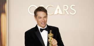 Sean Baker gana el Óscar a mejor dirección por ‘Anora’ El cineasta estadounidense Sean Baker fue registrado este domingo, 2 de marzo, tras recibir el premio Óscar a mejor edición, durante la edición 97 de los afamados galardones del cine estadounidense, en el Teatro Dolby de Hollywood, en Los Ángeles (CA, EE.UU.). Baker también ganó la estatuilla a mejor director por su filme 'Anora'. EFE/Caroline Brehman