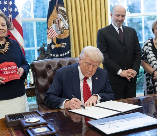 Trump firma dos órdenes ejecutivas para impulsar la pesca en áreas protegidas del Pacífico EFE/EPA/CHRIS KLEPONIS / POOL