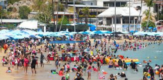 La Semana Santa deja beneficios económicos a México de 7.247 millones de dólares este 2025 Turistas disfrutan en una playa en Acapulco (México). EFE/ David Guzmán
