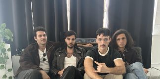 Arde Bogotá debuta en EE.UU. para ayudar a los afectados por los incendios de Los Ángeles Desde la izquierda, Jota Mercader, Dani Sánchez, Pepe Esteban y Antonio García, Integrantes de la Banda Arde Bogotá, posan durante una entrevista con EFE este lunes, en Los Ángeles, California (Estados Unidos). EFE/ Mikaela Viqueira