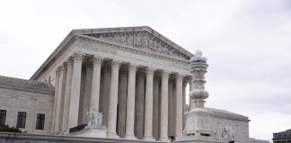 El Supremo de EE.UU. sopesa el primer caso de salud reproductiva bajo el Gobierno Trump Archivo. EFE/EPA/MICHAEL REYNOLDS