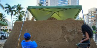 Artistas internacionales elaboran esculturas gigantes de arena en el mexicano Acapulco Artistas internacionales elaboran figuras de arena este jueves en el balneario de Acapulco en el estado de Guerrero (México). EFE/David Guzmán