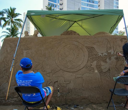 Artistas internacionales elaboran esculturas gigantes de arena en el mexicano Acapulco Artistas internacionales elaboran figuras de arena este jueves en el balneario de Acapulco en el estado de Guerrero (México). EFE/David Guzmán
