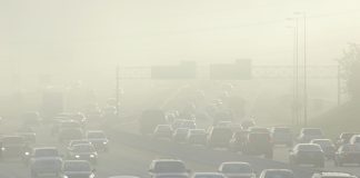 La contaminación del aire castiga al 46 % de EE.UU., especialmente a comunidades latinas Fotografía sin fecha cedida por la Asociación Americana del Pulmón (ALA) donde aparecen unos autos circulando entre humo durante la hora punta en Los Ángeles, California (EE.UU.). EFE/ ALA /SOLO USO EDITORIAL /NO VENTAS /SOLO DISPONIBLE PARA ILUSTRAR LA NOTICIA QUE ACOMPAÑA /CRÉDITO OBLIGATORIO