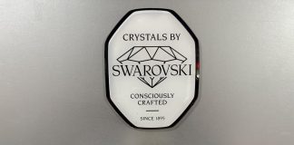 Motorola y Swarovski colaboran para diseñar unos lujosos auriculares inalámbricos Fotografía de unos auriculares Buds Loop de Motorola color beige champán durante un evento este miércoles, en Nueva York (Estados Unidos). EFE/Sarah Yáñez-Richards