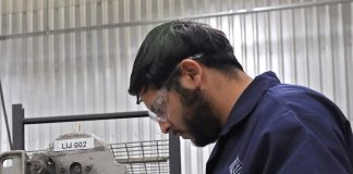 México mantiene en 0,2 % el crecimiento definitivo del PIB en el primer trimestre Un trabajador opera maquinaria en una fábrica en Ciudad Juárez Chihuahua (México). Imagen de archivo. EFE/ Luis Torres