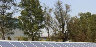 Latinoamérica se prepara para modernizar su red eléctrica y prevenir apagones Fotografía de paneles solares instalados en la Universidad de Guadalajara (UDG) Tonalá (México). EFE/ Francisco Guasco