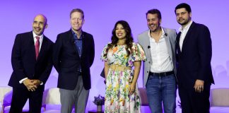 Puerto Rico apuesta por los estudiantes internacionales para compensar éxodo demográfico Desde la izquierda el presidente de Inteligencia Económica, el economista Gustavo Vélez; el exsecretario de Estado de Puerto Rico, David Bernier; la directora de Asuntos Industriales de Discover Puerto Rico, Janid Ortiz; el vicepresidente de T-Mobile Puerto Rico, Jorge Martel, y el subdirector del Departamento de Desarrollo Económico y Comercio de Puerto Rico, Carlos Ríos, posan en el panel 'Puerto Rico como epicentro del turismo educativo: retos y oportunidades para potenciar el crecimiento económico' en el marco del foro 'Turismo Educativo: Puerto Rico como destino académico', en San Juan (Puerto Rico). EFE/ Thais Llorca