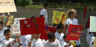 Casi 12 millones de niños latinos en EEUU están en riesgo por los recortes presupuestarios Imagen de archivo de decenas de niños de tres barrios mayoritariamente latinos en Chicago que marchan en protesta por la muerte de un joven hispano, de 15 años, que recibió un disparo en medio de una disputa entre pandillas. EFE/Jorge Mederos