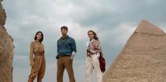 Eiza González escarba uno de los enigmas históricos más irresolutos en ‘Fountain of Youth’ Fotograma en el que aparecen Eiza González (i), John Krasinski (c) y Natalie Portman (d) durante una escena de la película 'Fountain of Youth'. EFE/ Apple /SOLO USO EDITORIAL/NO VENTAS/SOLO DISPONIBLE PARA ILUSTRAR LA NOTICIA QUE ACOMPAÑA (CRÉDITO OBLIGATORIO)