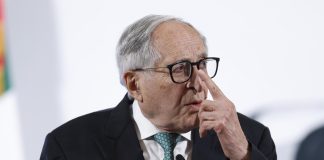 México corrige que el 38 % de los niños tiene debilidad visual, no diabetes El secretario de Salud, David Kersenobich, habla en rueda de prensa este martes, en el Palacio Nacional de Ciudad de México (México). EFE/ Sáshenka Gutiérrez