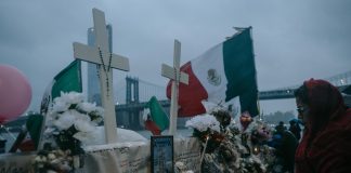 Nueva York recuerda a víctimas del Cuauhtémoc entre oraciones y música mariachi EFE/EPA/OLGA FEDOROVA
