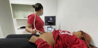 EE.UU. endurece medidas contra el “turismo de parto” en la frontera con México Personal de salud, realiza un ultrasonido a una paciente este jueves, en una unidad médica en Ciudad Juárez, Chihuahua (México). EFE/ Luis Torres.