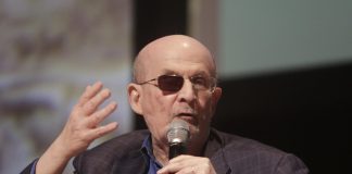 El atacante de Rushdie aguarda sentencia de hasta 25 años de cárcel con otra causa abierta Fotografía de archivo del 31 de enero de 2025 del escritor británico-estadounidense de origen indio, Salman Rushdie, hablando durante la vigésima edición del Hay Festival en Cartagena (Colombia). EFE/ Ricardo Maldonado Rozo