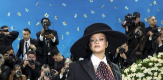 Rihanna anuncia su tercer embarazo en la Met Gala EFE/EPA/JUSTIN LANE