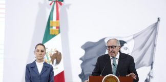 México confirma seis casos de miasis por gusano barrenador en humanos El secretario de Salud, David Kersenobich, habla durante una rueda de prensa con la presidenta de México, Claudia Sheinbaum, este martes, en Palacio Nacional de la Ciudad de México (México). EFE/ Sáshenka Gutiérrez