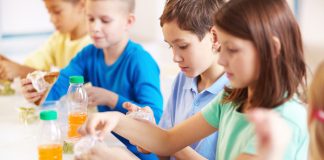 Comidas y refrigerios gratis para niños en bibliotecas este verano