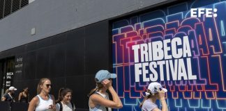 El primer corto ecuatoriano en Tribeca, un sueño adolescente en la era ‘Spice Girls’ Personas pasan frente a la sede del festival Tribeca del 2025 este martes, en Nueva York (EE.UU.). EFE/ Angel Colmenares