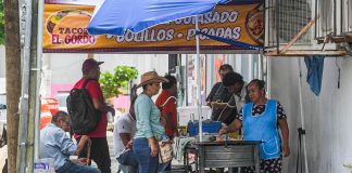 Miedo y preocupación en familias mexicanas por posible tasa a remesas desde EE.UU. Personas compran comida en un puesto callejero este jueves, en Acapulco (México). EFE/ David Guzmán