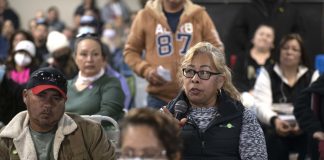 Una quinta parte en EE.UU. habla otro idioma distinto al inglés en casa Fotografía de archivo donde aparecen unos personas hispanas una reunión con activistas de la organización Familias Inmigrantes y Estudiantes en la Lucha (FIEL) en Houston, Texas.EFE/José Luis Castillo