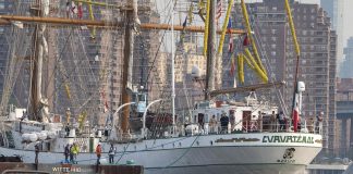 El Cuauhtémoc accidentado el 13 de mayo, enviado a un muelle de reparación en Brooklyn Personas participan en el traslado del buque escuela Cuauhtemoc, de la Armada Mexicana, desde el puerto 63 hasta Navy Yard, este viernes en Nueva York (EE.UU.). EFE/ Angel Colmenares
