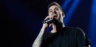 El español Melendi hace una gira por 10 ciudades de EEUU para celebrar 20 años de carrera El músico y cantante Melendi durante su actuación en el Navarra Arena de Pamplona. Imagen de archivo EFE/Iñaki Porto.