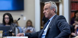 El Secretario de Salud de EEUU despide al comité asesor de vacunas al completo Archivo. EFE/EPA/SHAWN THEW
