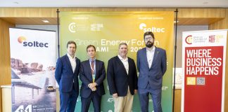 Empresas debaten en Miami sobre el futuro energético de EE.UU. en el II Green Energy Forum Fotografía cedida por la Cámara Oficial de Comercio de España-Estados Unidos donde aparece (de i a d) su director, Juan carlos pereira; Robert Downing, de GreenbergTauring; Evaristo Leonardi, de AES, y Rodrigo González, de Acciona Energy North America, posando durante la segunda edición del Foro de Energía Verde celebrada este jueves en las oficinas de Greenberg Traurig LLP en Miami, Florida. EFE/Cámara de Comercio de España-Estados Unidos /SOLO USO EDITORIAL /NO VENTAS /SOLO DISPONIBLE PARA ILUSTRAR LA NOTICIA QUE ACOMPAÑA /CRÉDITO OBLIGATORIO