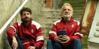 ’90 Minutos’, una vida de barrio mexicana que apela a la nostalgia del migrante en EE.UU. Fotograma cedido por Telemundo donde aparece José María De Tavira (i) como Veneno y Álvaro Guerrero (d) como Don Gil, durante una escena del episodio 'Once a Navajo, Always a Navaja' de la serie '90 Minutos'. EFE/ José María Guisiñer/ Telemundo /SOLO USO EDITORIAL/SOLO DISPONIBLE PARA ILUSTRAR LA NOTICIA QUE ACOMPAÑA (CRÉDITO OBLIGATORIO)