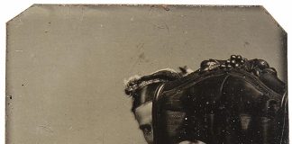 Exposición en Florida muestra a las madres ocultas de las fotos familiares del siglo XIX Fotografía procedente de la Colección de Lee Marks y John C. DePrez, Jr. de autor desconocido fechada en 1860 que forma parte de la exposición 'Presencia velada: las madres ocultas y Sara VanDerBeek', que se llevará a cabo del 14 de junio hasta el 30 de noviembre en el Museo de Arte Norton en Palm Beach, Florida. EFE/Museo de Arte Norton /SOLO USO EDITORIAL /NO VENTAS /SOLO DISPONIBLE PARA ILUSTRAR LA NOTICIA QUE ACOMPAÑA /CRÉDITO OBLIGATORIO