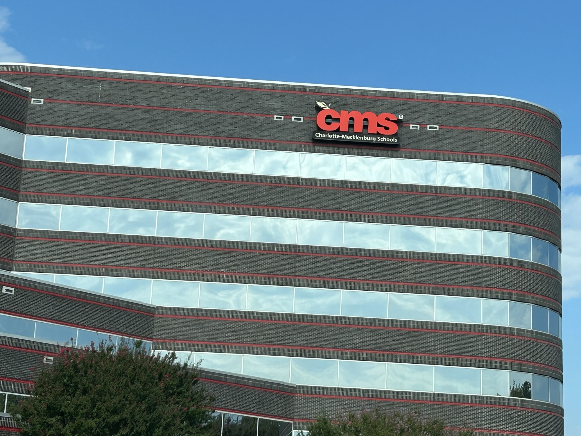 CMS capacita sobre protocolos ante posibles visitas de ICE