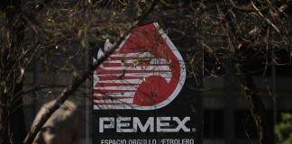 México coloca 12.000 millones de dólares en bonos ‘P-Caps’ para reforzar finanzas de Pemex Imagen de archivo de una vista del logo de Pemex cerca al busto del General Lázaro Cárdenas, en las oficinas generales de Pemex en la Ciudad de México (México). EFE/ Sáshenka Gutiérrez