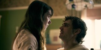 Dave Franco y Alison Brie encarnan en ‘Together’ el horror romántico de fundirse en uno Fotograma cedido por Neon donde aparece Alison Brie como Millie y Dave Franco como Tim, durante una escena de la película de horror romántico, 'Together', que se estrena en las salas de cine este 30 de julio. EFE/Ben King/Neon /SOLO USO EDITORIAL /NO VENTAS /SOLO DISPONIBLE PARA ILUSTRAR LA NOTICIA QUE ACOMPAÑA /CRÉDITO OBLIGATORIO