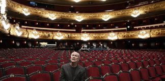 Muere el dramaturgo y director de escena estadounidense Bob Wilson Fotografía de archivo del 11 de marzo de 2024 del director de escena norteamericano Bob Wilson posando en la platea del Gran Teatre del Liceu en Barcelona (España). EFE/ Andreu Dalmau