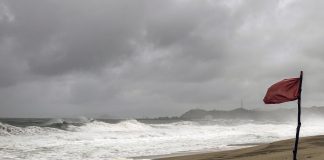 México emite alerta de tsunami en costas del Pacífico por sismo de magnitud 8,8 en Rusia Fotografíade archivo donde se observa el fuerte oleaje en el balneario de Salina Cruz en Oaxaca (México). EFE/ Luis Villalobos