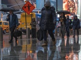 Nueva York aboga por más árboles y mejor alcantarillado para combatir inundaciones Fotografía de archivo de personas caminando bajo la lluvia en Manhattan en el centro de Nueva York (Estados Unidos). EFE/ Ángel Colmenares