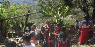 Sismo de magnitud 5,8 en Guatemala sacude también frontera con Honduras y El Salvador Imagen de archivo de indígenas y socorristas que se reúnen frente a una casa derribada por un sismo en la aldea de San Andrés Sajcabajá, en Quiché (Guatemala). EFE/Bomberos Municipales de San Andrés Sajcabajá/SOLO USO EDITORIAL