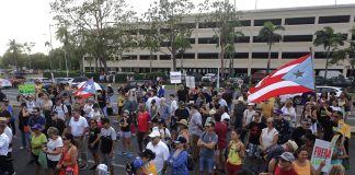 Activistas protestan en San Juan contra el operador eléctrico de Puerto Rico Personas participan en una manifestación en contra de la compañía Luma Energy este martes, en la Plaza Las Américas en San Juan (Puerto Rico). EFE/Thais Llorca