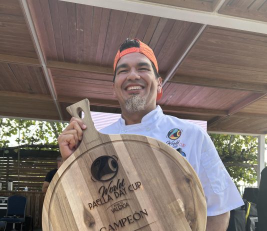 Chef puertorriqueño Roger Sandoval representará a la isla en competencia mundial de paella El chef puertorriqueño Roger Sandoval posa este sábado, en Carolina (Puerto Rico). Sandoval ganó el clasificatorio local del campeonato mundial World Paella Day Cup 2025, que se celebrará el 20 de septiembre en Valencia, España, donde defenderá el título que conquistó en 2024 su colega y compatriota Joe Padilla. EFE/ Jorge Muñiz