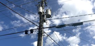 Los apagones exacerban problemas mentales como la ansiedad o la depresión en Puerto Rico Fotografía de las conexiones eléctricas en una calle este lunes, en San Juan (Puerto Rico). EFE/ Esther Alaejos