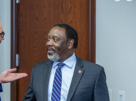 Condado de Orange firma acuerdo con ICE