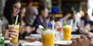 Ruta cultural y gastronómica transforma el malecón de Río de Janeiro en vitrina de Brasil Fotografía de una Caipirinha de maracuyá del quiosco Mureta do Leme, uno de los lugares que forma parte de la ruta Sabores da Orla, en Río de Janeiro (Brasil). EFE/André Coelho