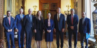 Presidenta Sheinbaum confirma inversiones de Walmart y su integración al ‘Plan México’ Fotografía cedida por la Presidencia de México de su mandataria Claudia Sheinbaum (c), y Doug McMillon, director ejecutivode Walmart (3-d), posando al final de una reunión de trabajo este martes, en Palacio Nacional de la Ciudad de México (México). EFE/ Presidencia De México /SOLO USO EDITORIAL/ NO VENTAS/ SOLO DISPONIBLE PARA ILUSTRAR LA NOTICIA QUE ACOMPAÑA (CRÉDITO OBLIGATORIO)