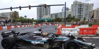 Bad Bunny, Adidas y Mercedes llevan por primera vez un vehículo de Fómula 1 a Puerto Rico El piloto el mexicano Esteban Gutiérrez conduce el vehículo del equipo Mercedes-AMG Petronas de Fórmula 1 este sábado, en San Juan (Puerto Rico). EFE/Thais Llorca