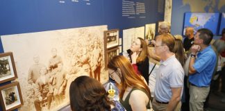 La muestra ‘Emigrantes invisibles’ españoles prosigue por EEUU tras parada en Florida Fotografía cedida por la Fundación Consejo de España-EEUU que muestra asistentes a la exposición 'Emigrantes invisibles' este miércoles, en Miami (Estados Unidos). EFE/ Fundación Consejo De España- EEUU/SOLO USO EDITORIAL/SOLO DISPONIBLE PARA ILUSTRAR LA NOTICIA QUE ACOMPAÑA (CRÉDITO OBLIGATORIO)