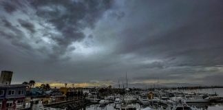 El huracán Gil ya es tormenta tropical y se aleja del Pacífico mexicano sin causar peligro Fotografía de archivo donde se observa embarcaciones detenidas en el puerto de Ensenada en Baja California (México). EFE/Alejandro Zepeda